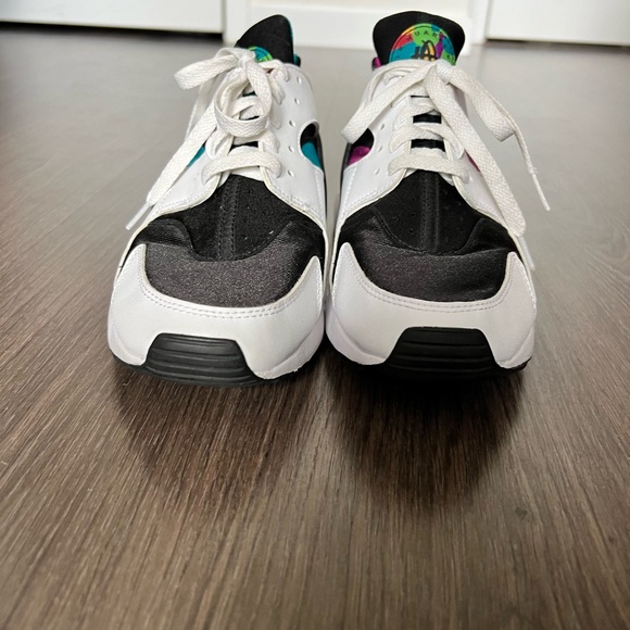 New Nike Air Huarache “Peace Love Swoosh” size 9 - Picture 4 of 10